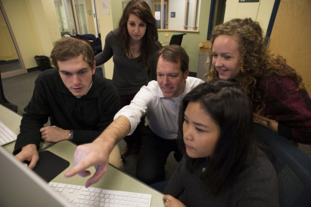 Mike Beaudet with Northeastern journalism students. Photo by Brooks Canaday/Northeastern University.